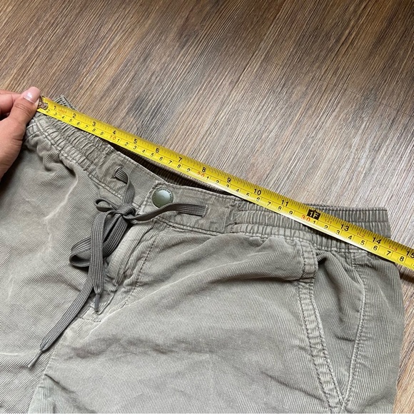 American Eagle Outfitters Faded Green Women's Cargo Shorts - Picture 10 of 13